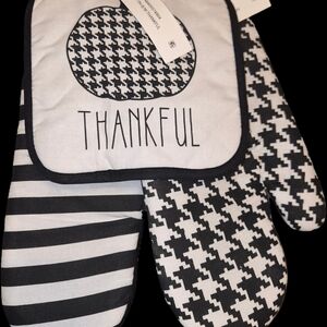 Black and White Oven Mitt Set